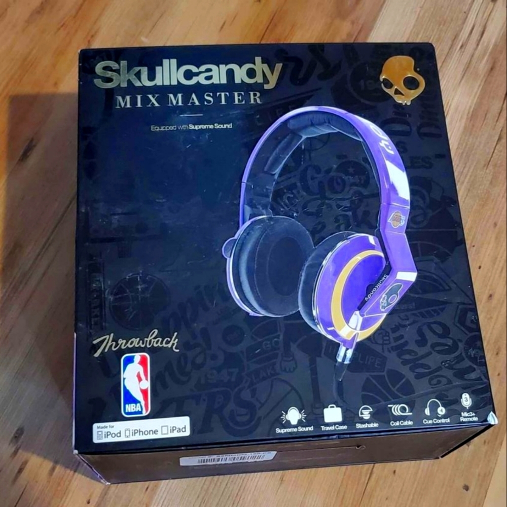 NBA Lakers mix Master throwback headphones